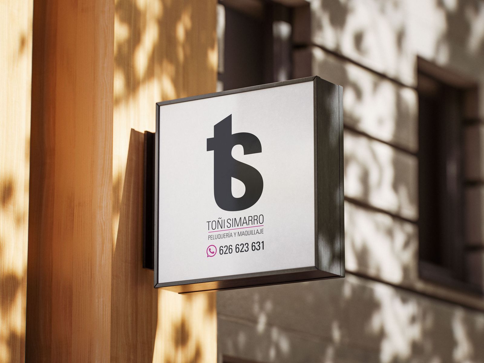 Rótulo exterior del salón Toñi Simarro, peluquería y maquillaje
